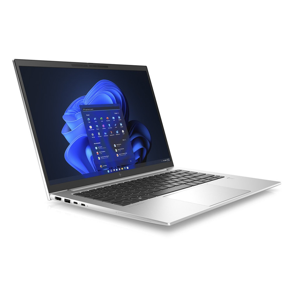 Un ordinateur portable argenté affichant le menu Démarrer de Windows 11 sur son écran sombre.