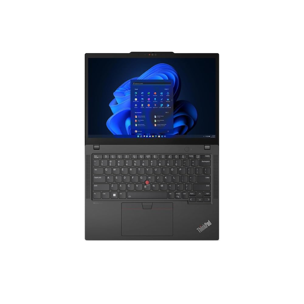 Un ordinateur portable noir ouvert affichant Windows 11 à l'écran.