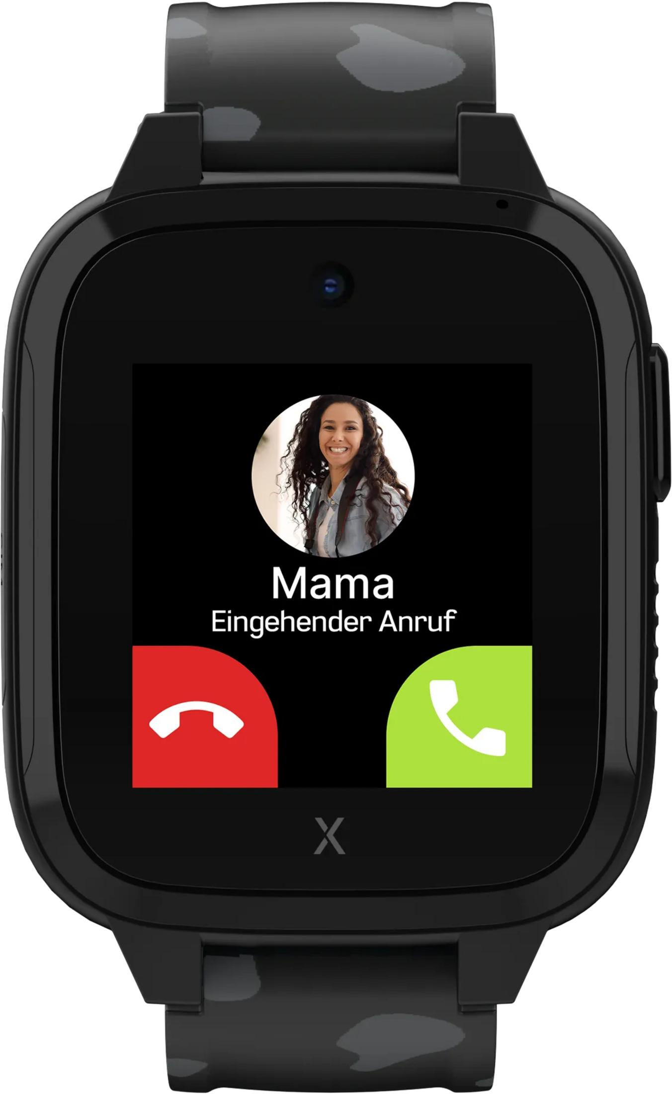 Smartwatch mostra chiamata in arrivo da Mamma con pulsanti rifiuta e accetta.