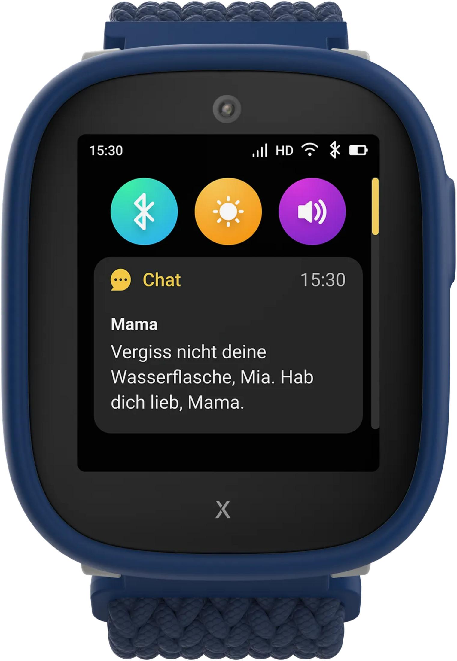 Eine blaue Smartwatch zeigt eine Chat-Nachricht von Mama an.