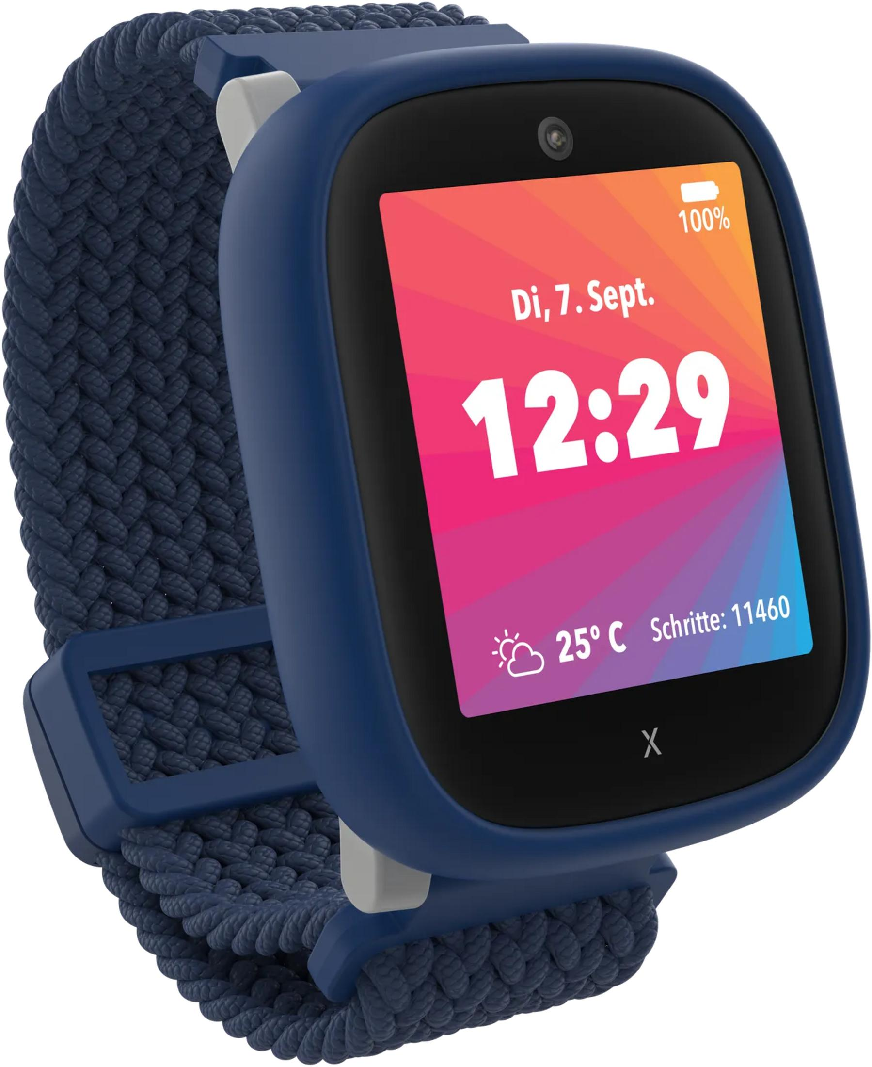 Eine blaue Smartwatch mit Stoffarmband zeigt Uhrzeit, Datum und Wetter an.