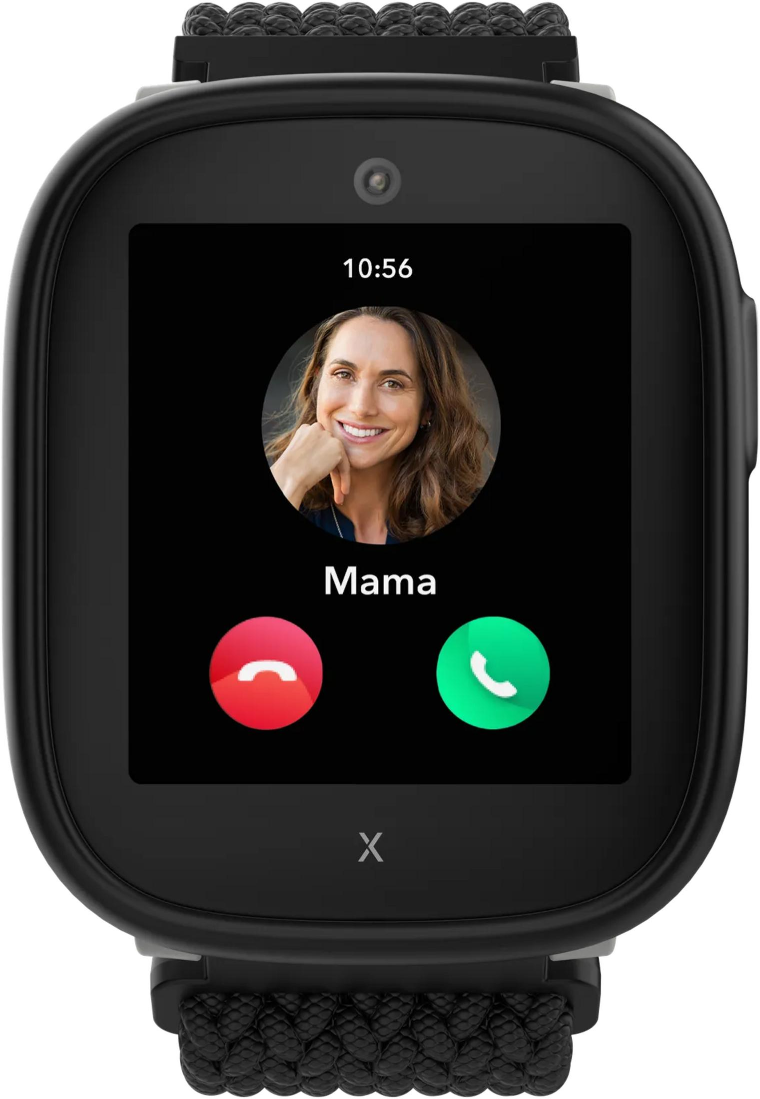 Smartwatch-Bildschirm zeigt Mama anrufend, mit Akzeptieren- und Ablehnen-Buttons.