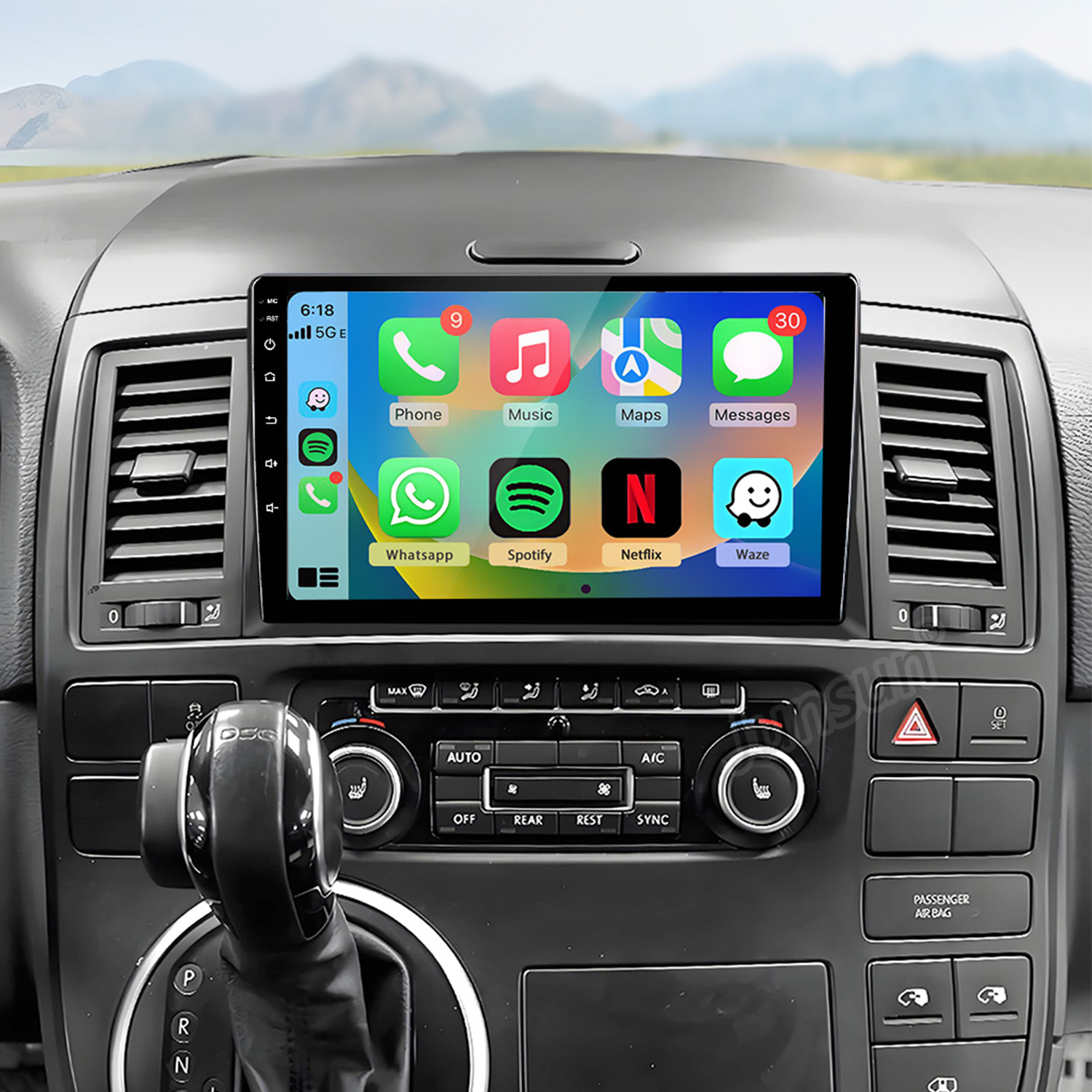 Salpicadero de coche con pantalla táctil que muestra apps como Teléfono, Música y Mapas.