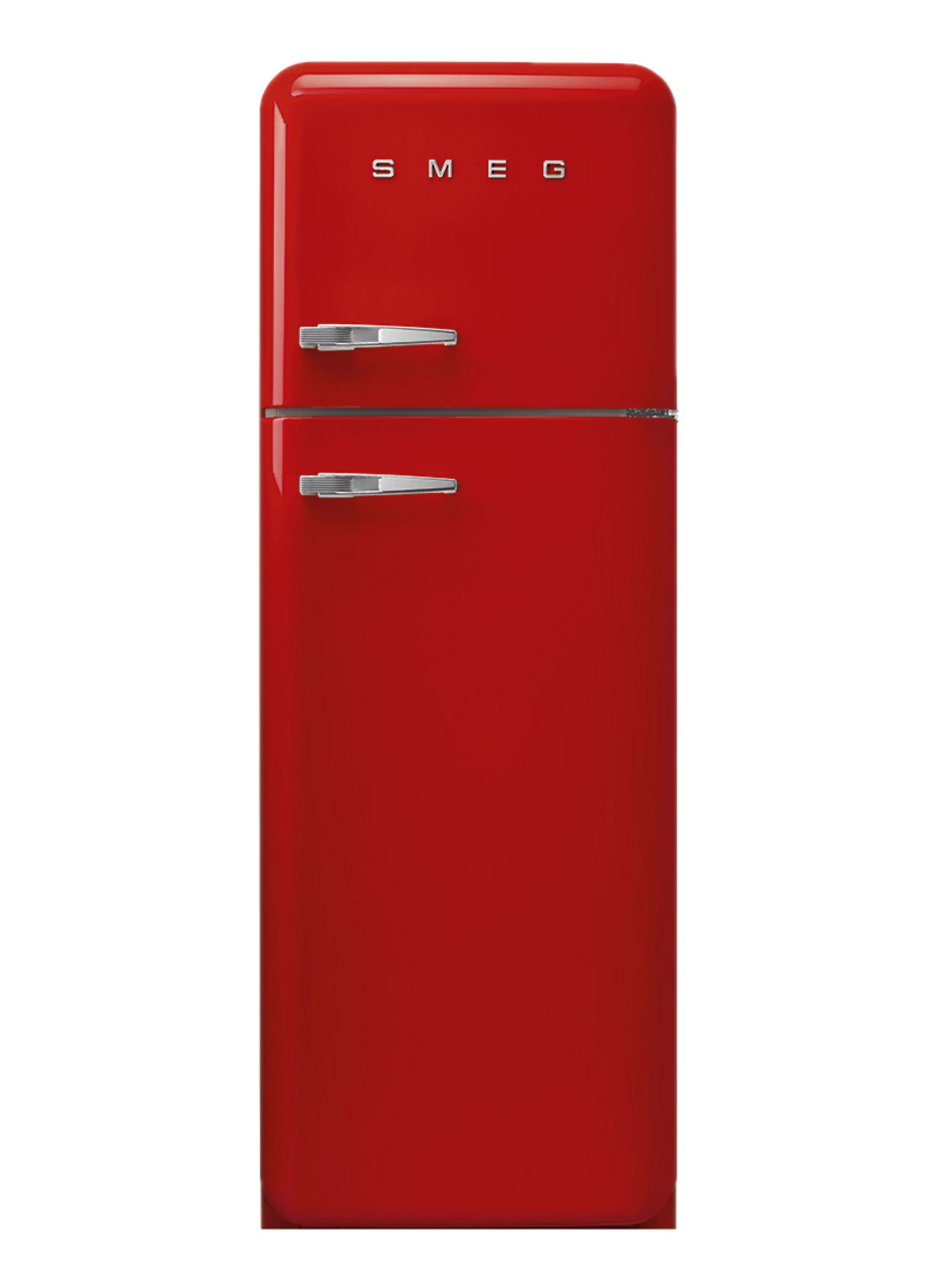 Un frigorífico Smeg rojo con tiradores plateados. El logo está arriba.