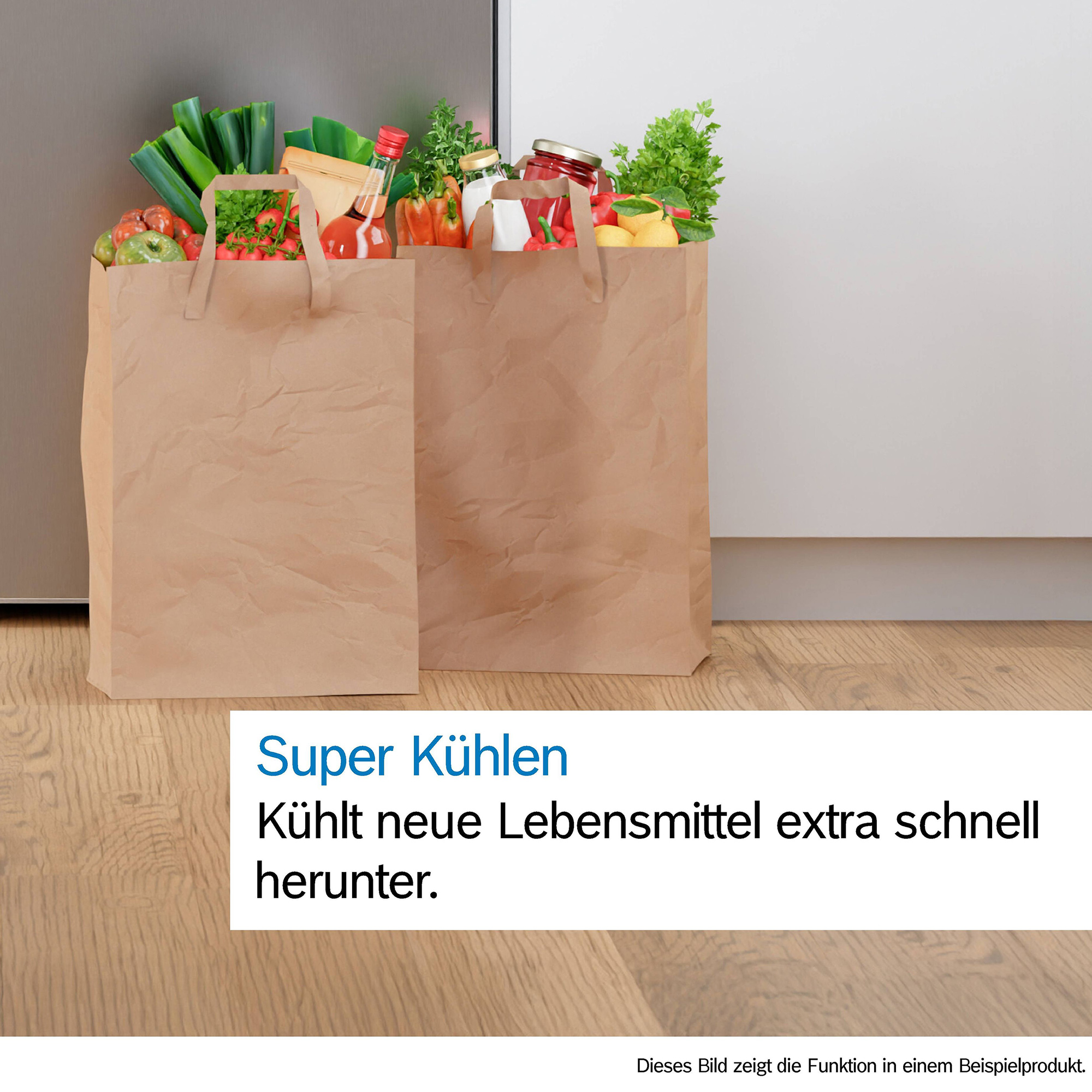 Due sacchetti di carta pieni di generi alimentari come verdure, frutta e bottiglie.