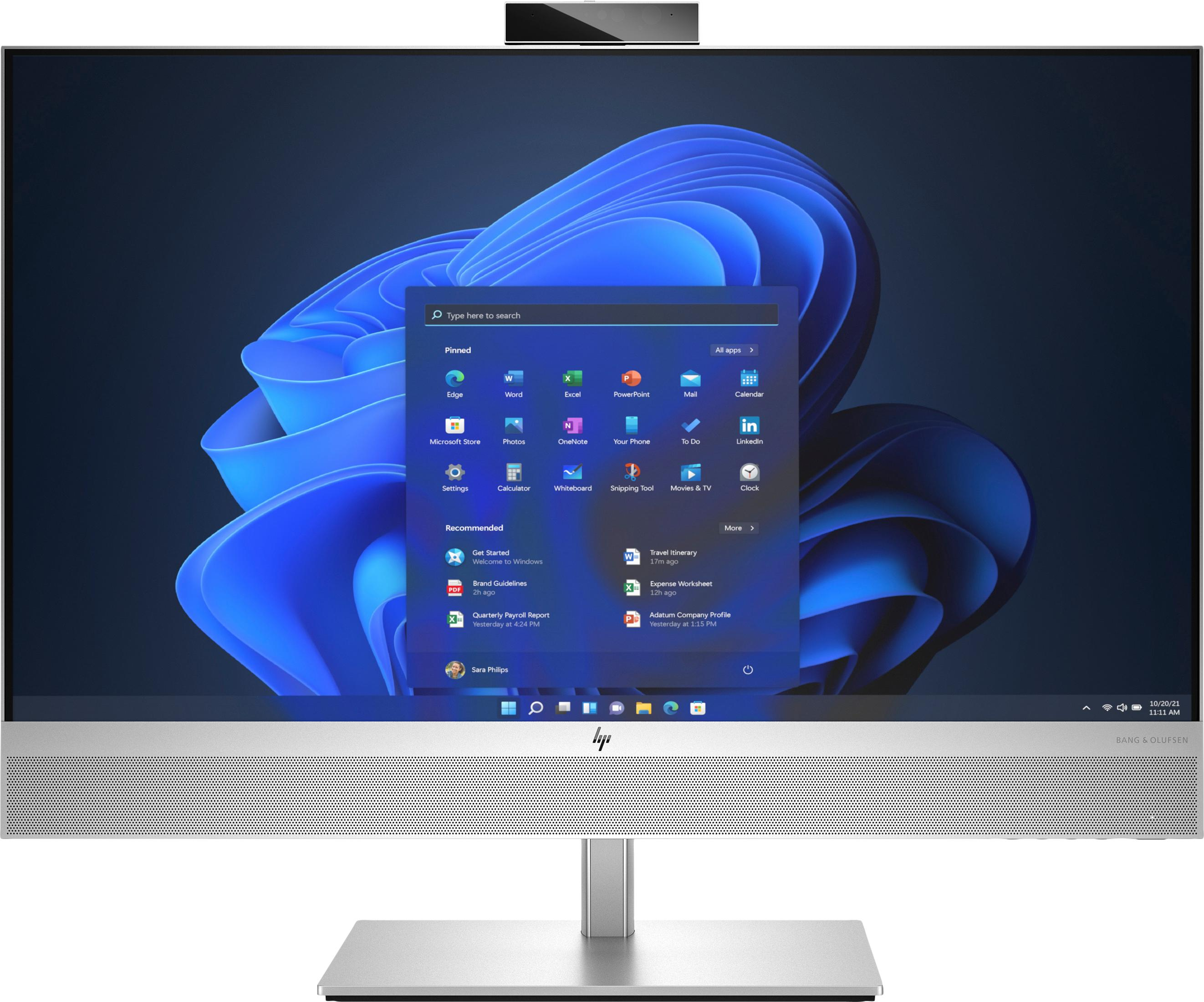 Un computer all-in-one che mostra Windows 11 con una fotocamera in alto.