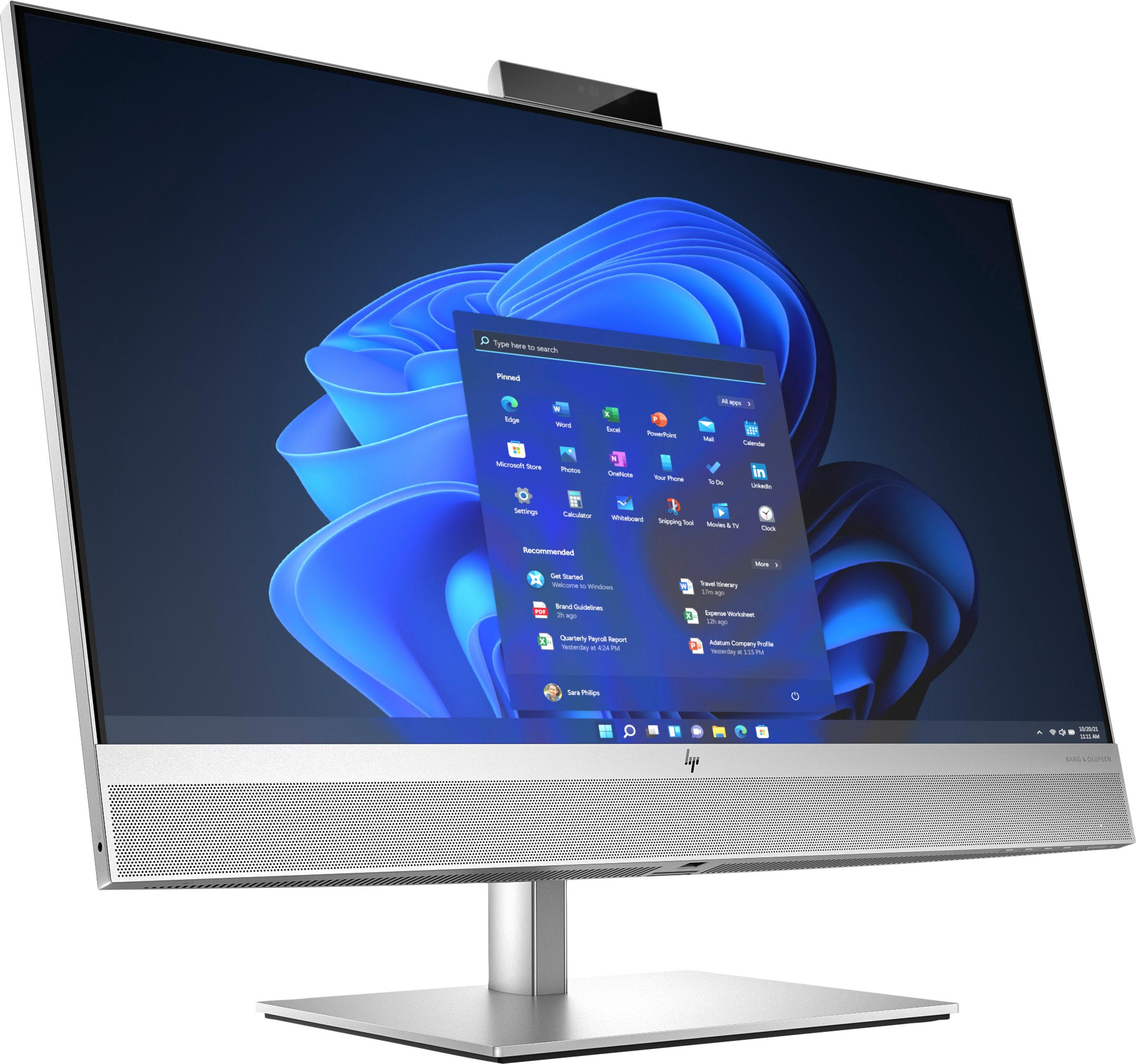 Un PC all-in-one argentato che mostra il menu Start di Windows 11 e una fotocamera.