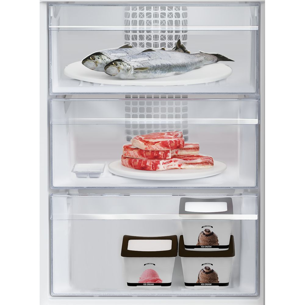Interno frigorifero con pesce crudo, bistecche e vasetti di gelato.