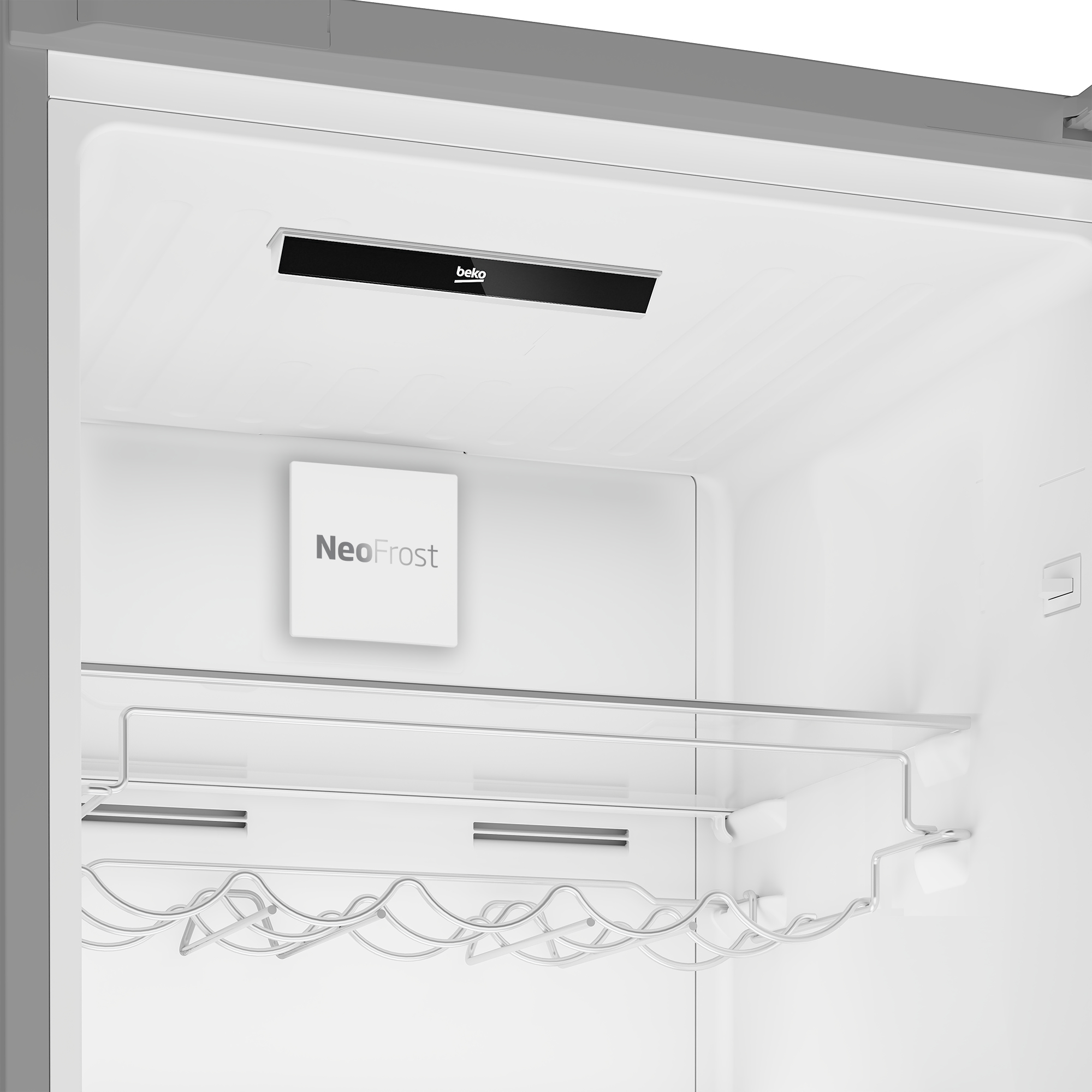 Interno di un frigorifero con tecnologia Beko NeoFrost e portabottiglie.