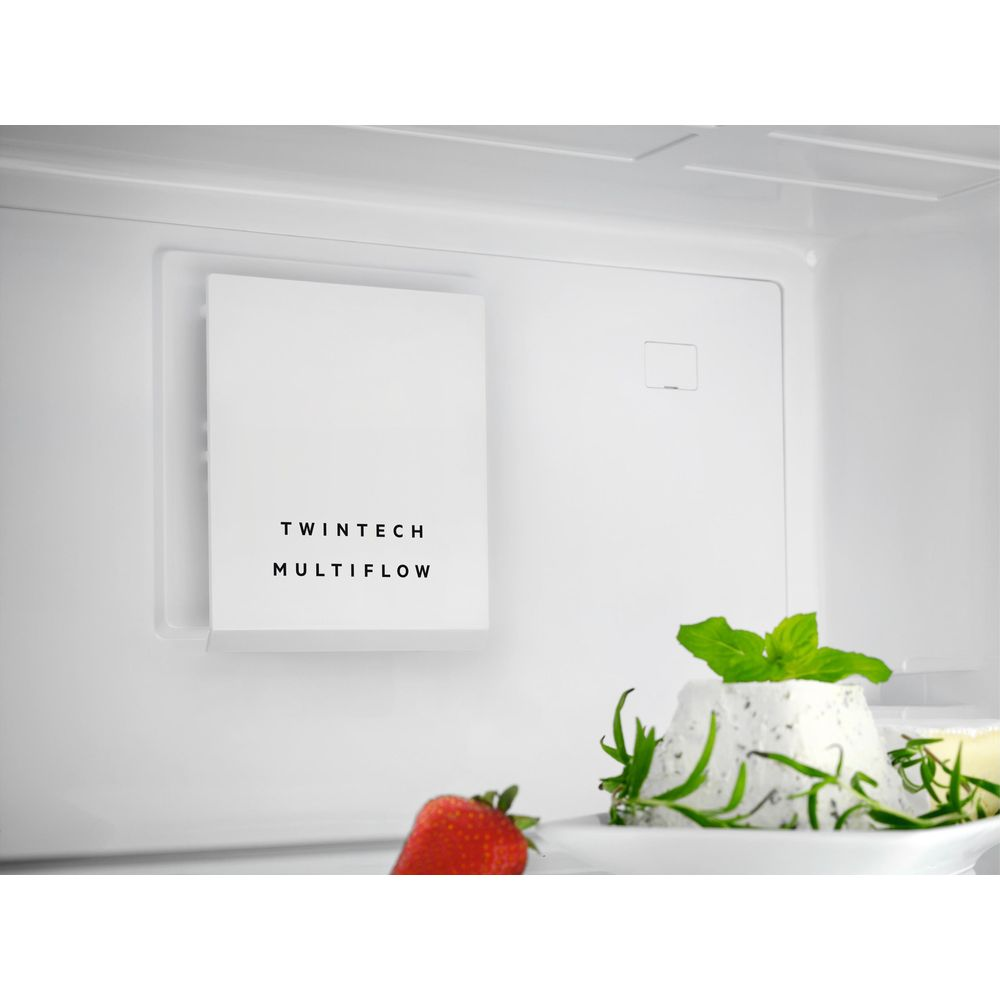 Scomparto bianco "TWINTECH MULTIFLOW" con fragola e formaggio vicino.