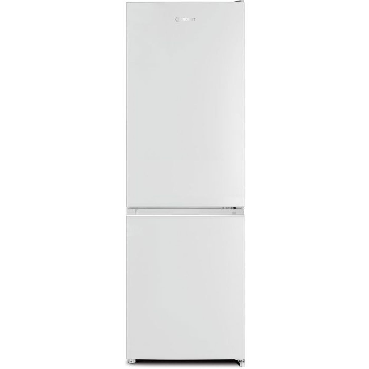 Ein weißer Kühlschrank mit zwei Türen, oben ein Gefrierfach, unten ein Kühlschrank.