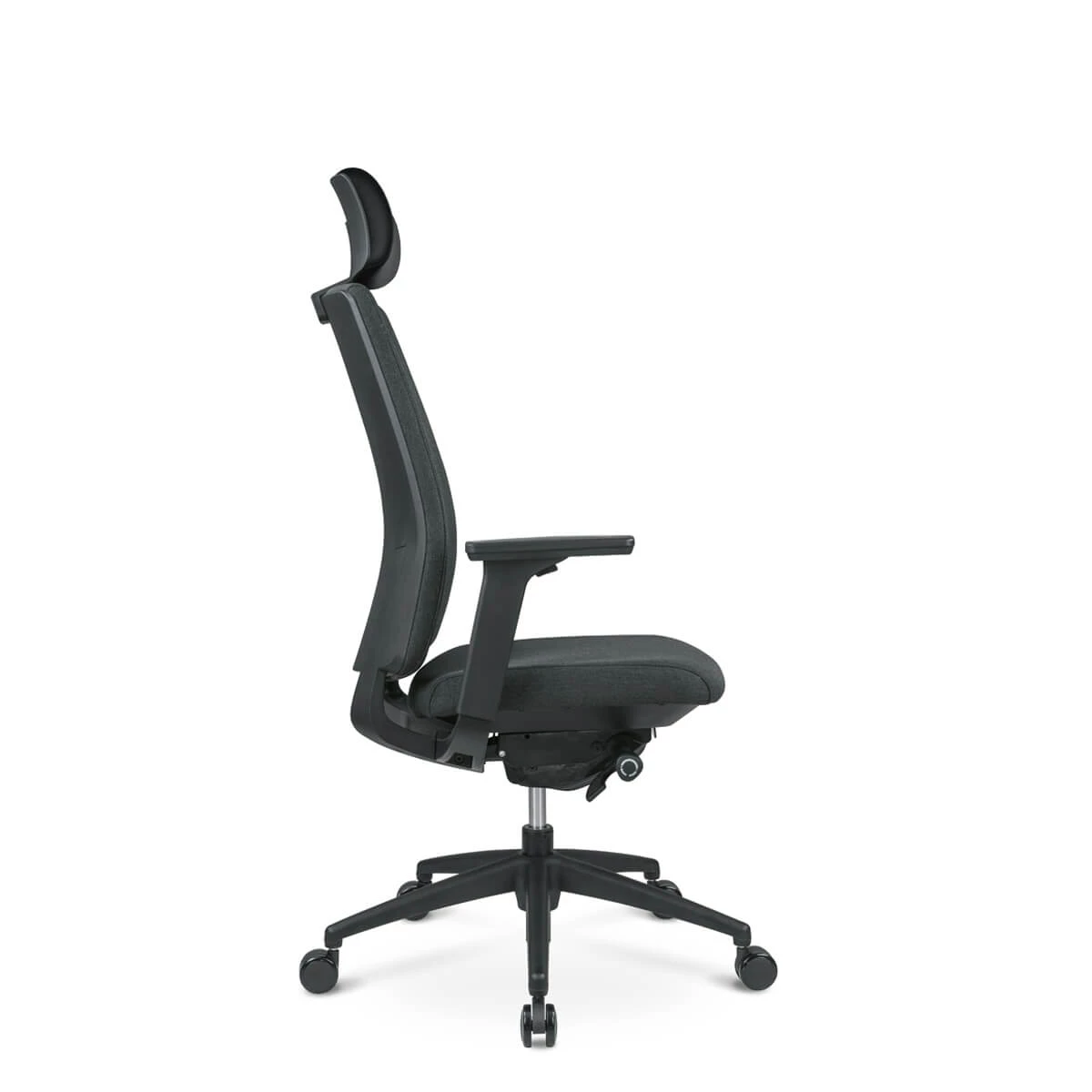 Czarny fotel biurowy z zagłówkiem, podłokietnikami i kółkami.