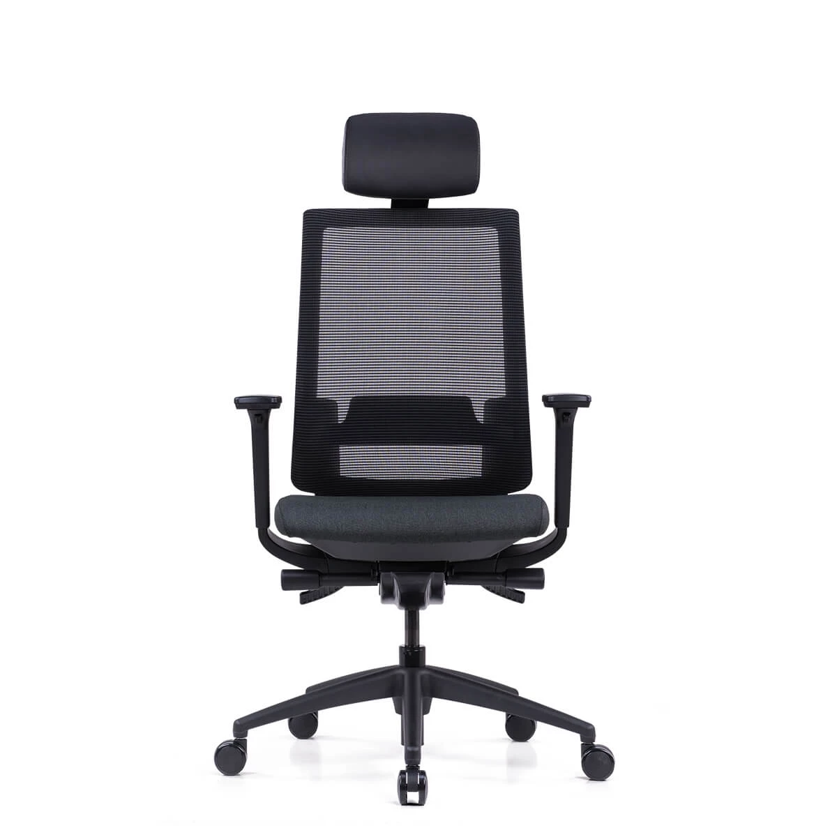 Czarny fotel biurowy z siatkowanym oparciem i zagłówkiem, na białym tle.