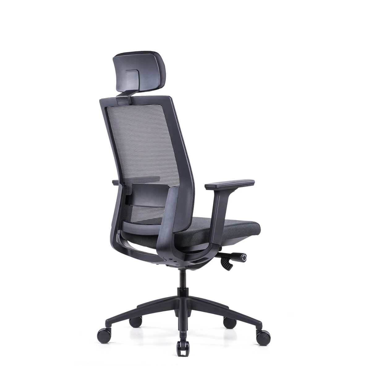 Czarny fotel biurowy z siatkowym oparciem i zagłówkiem, widziany z boku.