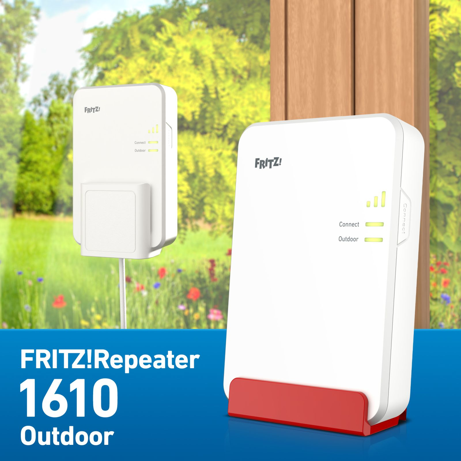 Zwei weiße FRITZ!Repeater 1610 Outdoor im Freien vor Bäumen und Blumen.