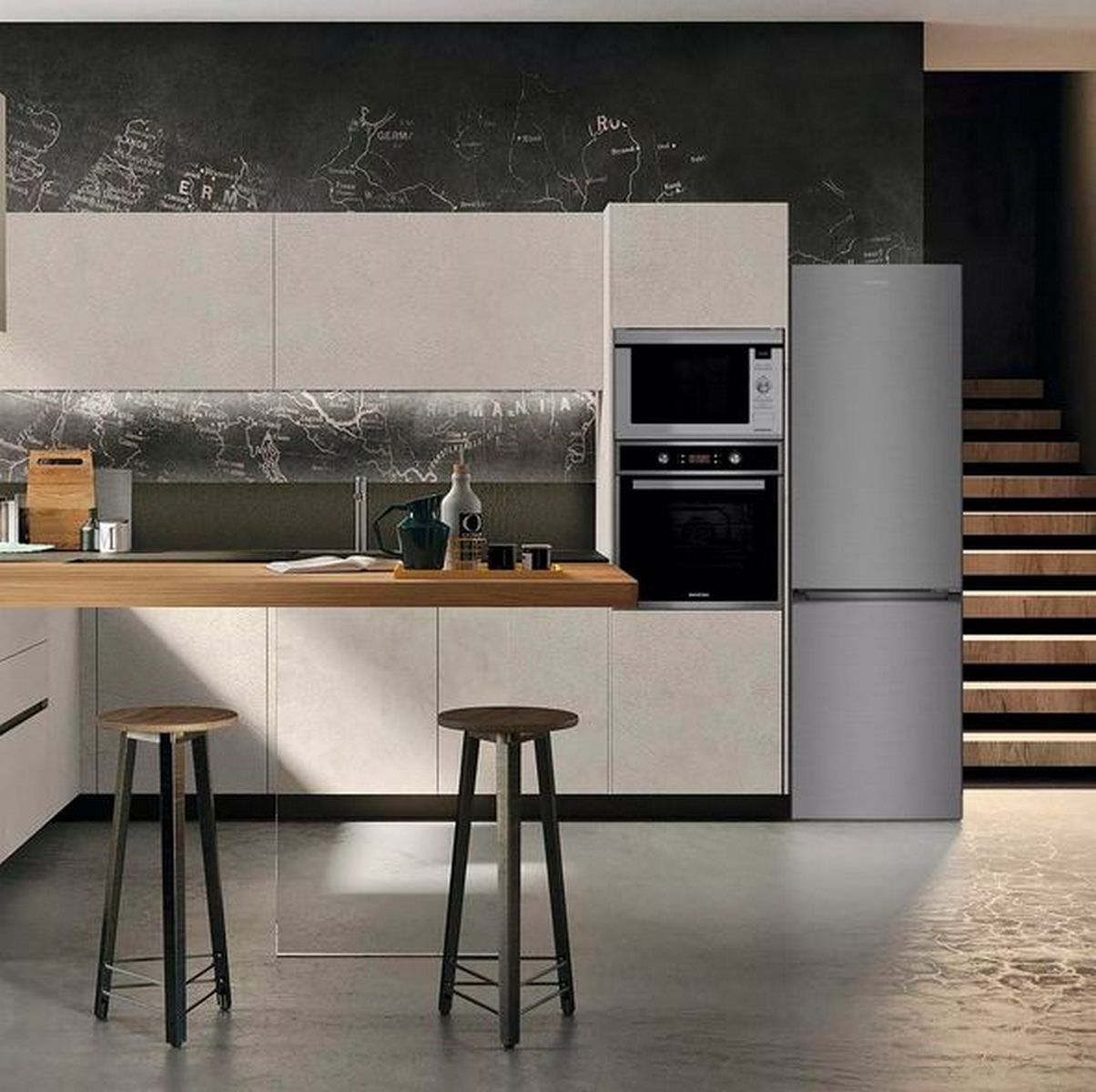 Cocina moderna con encimera de madera, dos taburetes, frigorífico y escaleras.