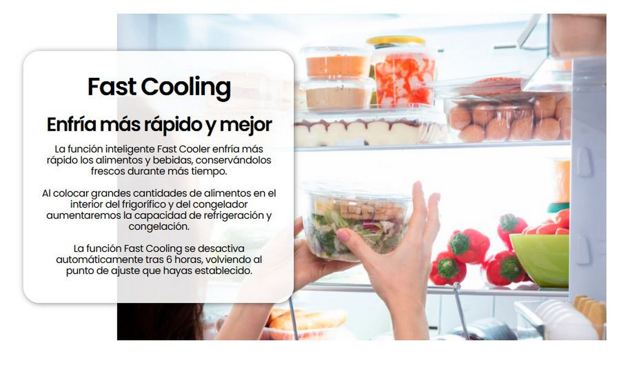 Una mano coloca un bol de ensalada en un frigorífico lleno de alimentos.
