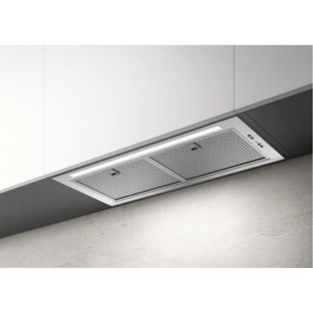 Zintegrowany okap z metalowymi filtrami i oświetleniem.