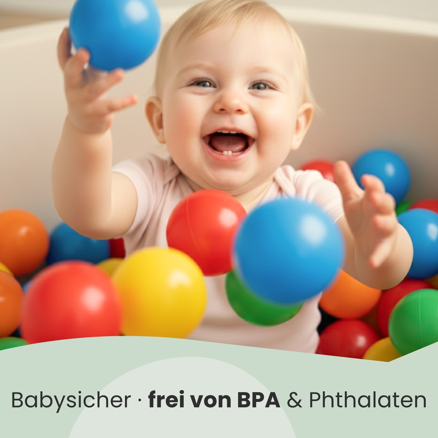 Ein lächelndes Baby spielt mit bunten Bällen in einem Bällebad.