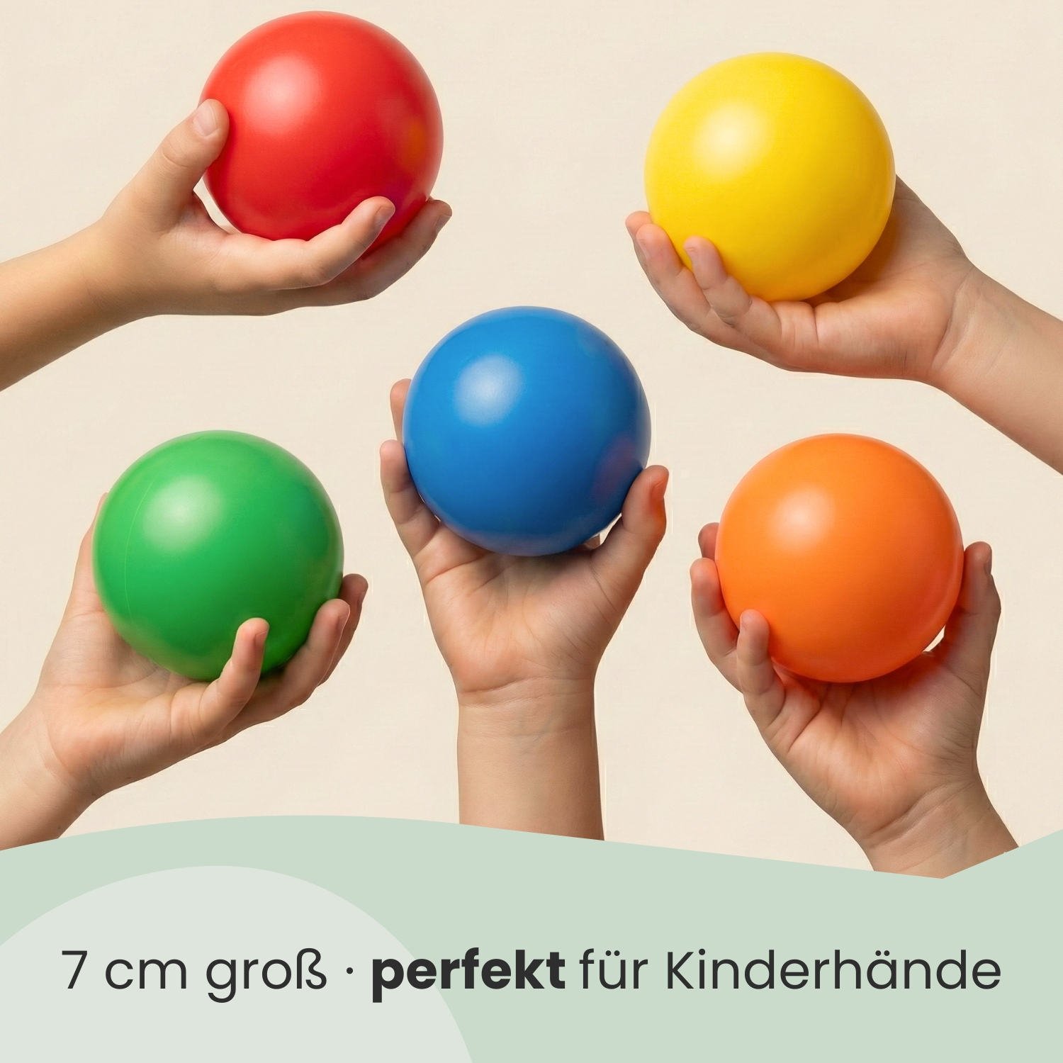 Fünf Kinderhände halten bunte Bälle: rot, gelb, blau, grün, orange.