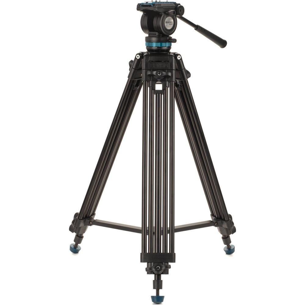 Een zwart videostatief met een gimbalkop, geïsoleerd op witte achtergrond.