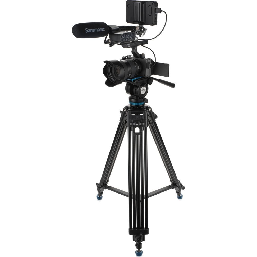 Een zwarte videocamera met Saramonic microfoon is op een statief gemonteerd.