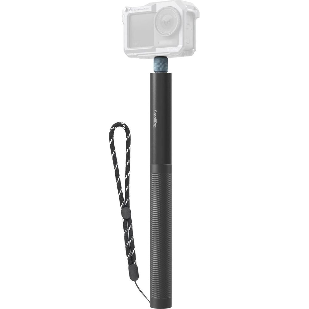 Una action camera è montata su un'impugnatura nera con laccetto.