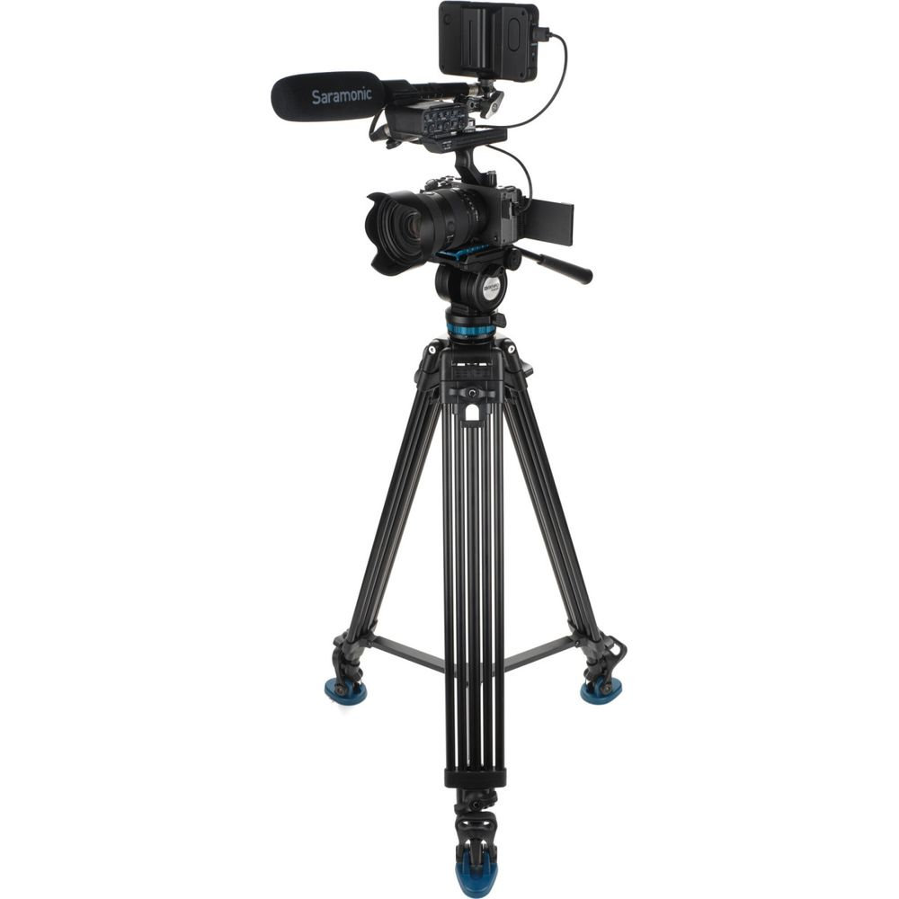 Een zwarte videocamera met Saramonic microfoon is op statief gemonteerd.