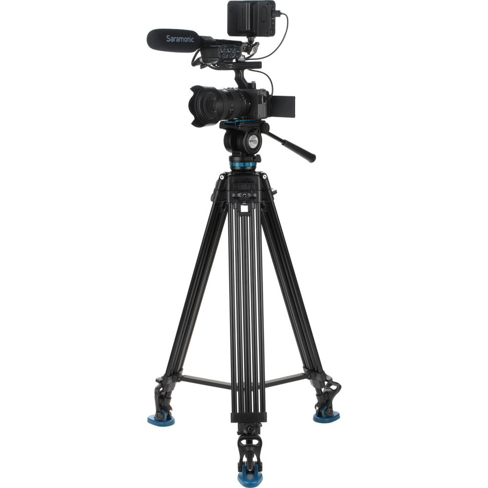 Een professioneel videostatief met camera, microfoon en lamp op witte achtergrond.