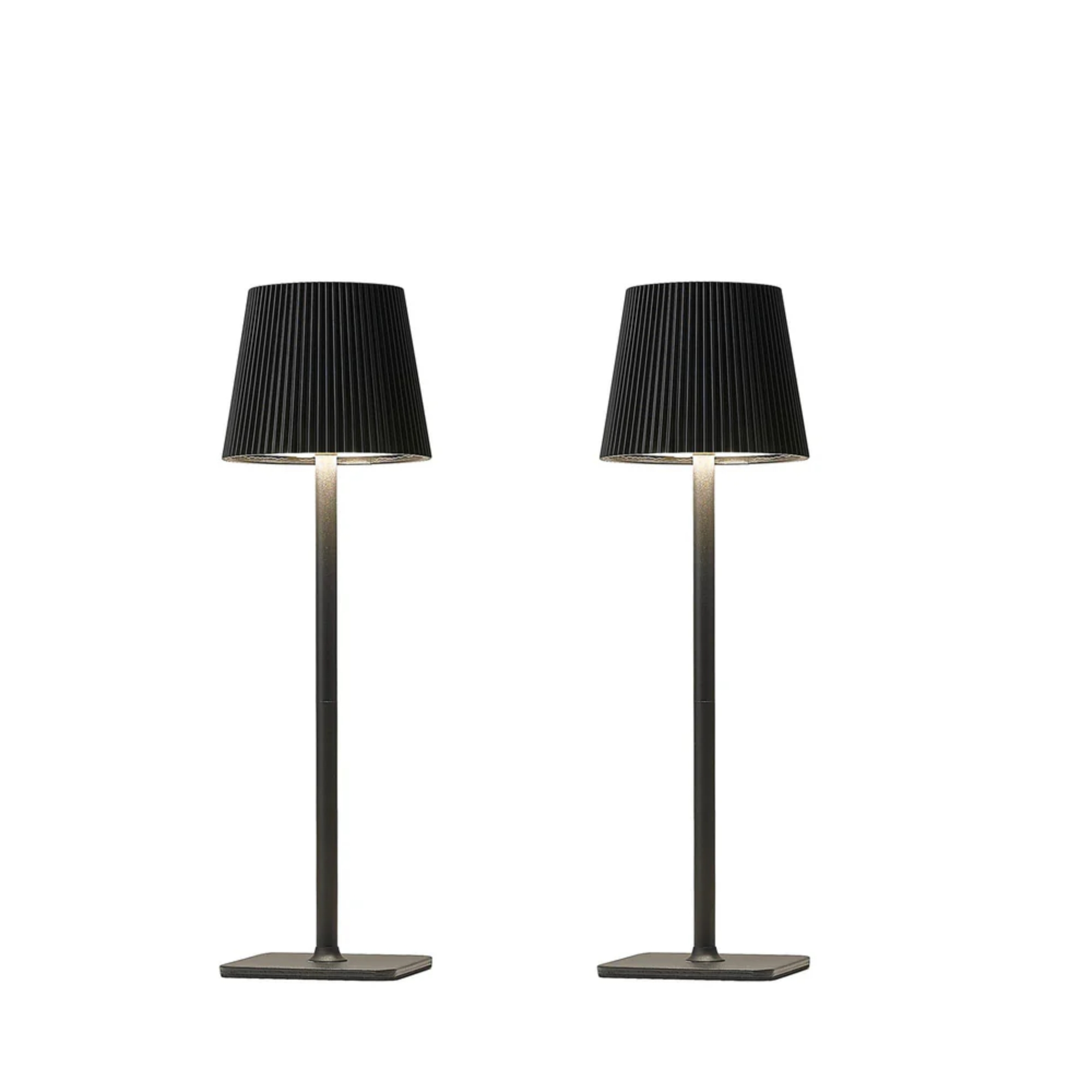 Zwei schwarze Tischlampen mit gerippten Schirmen auf rechteckigen Sockeln.