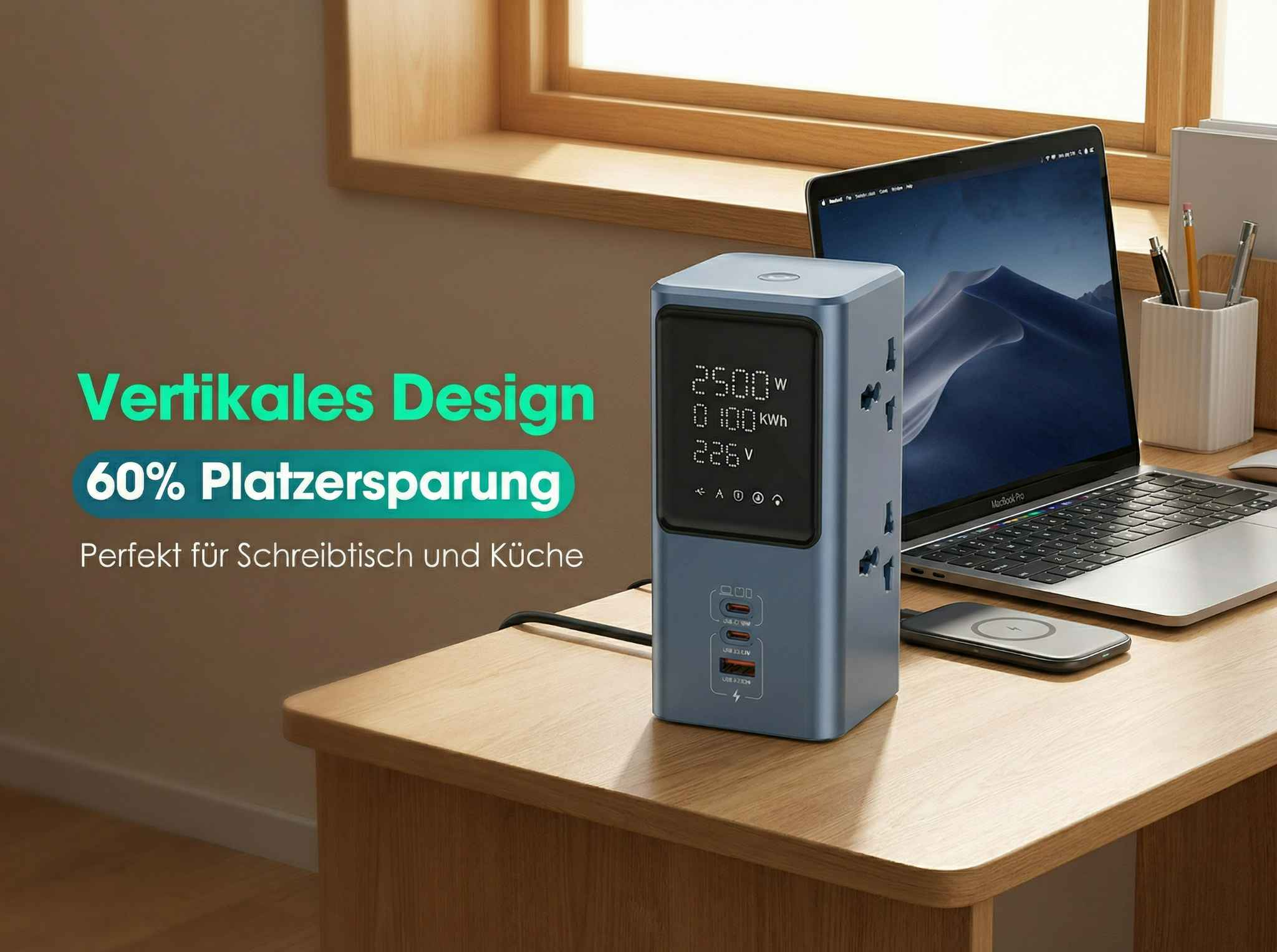 Ein blauer Mehrfachstecker mit USB-Ports steht auf einem Schreibtisch neben einem Laptop.
