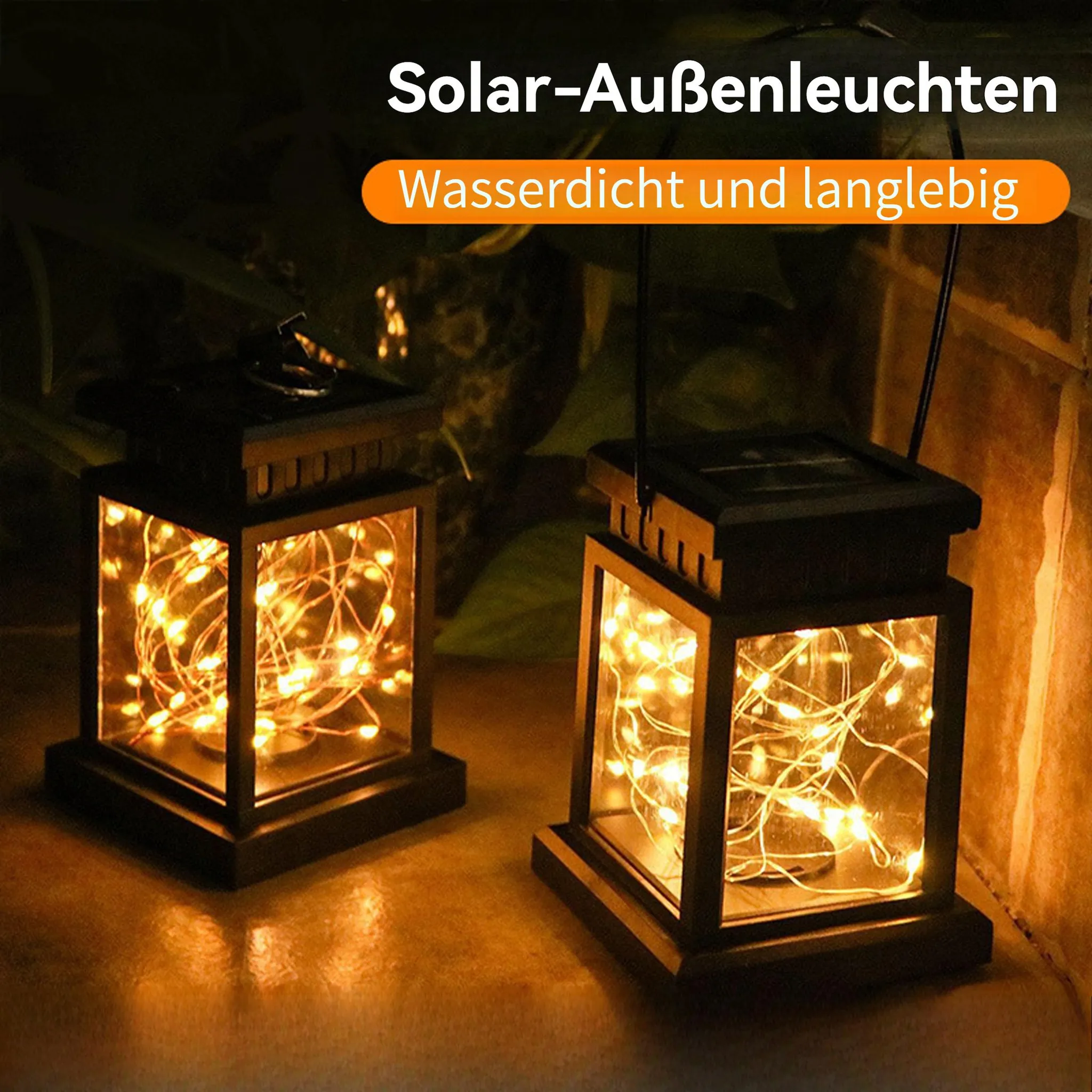 Zwei schwarze Laternen mit warmweißen Lichterketten leuchten nachts.