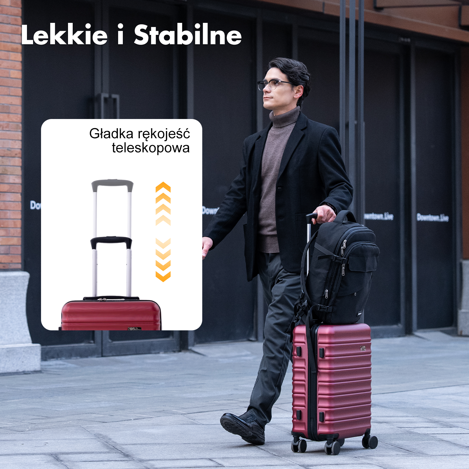 Mężczyzna w okularach ciągnie czerwony kufer i czarny plecak na ulicy.