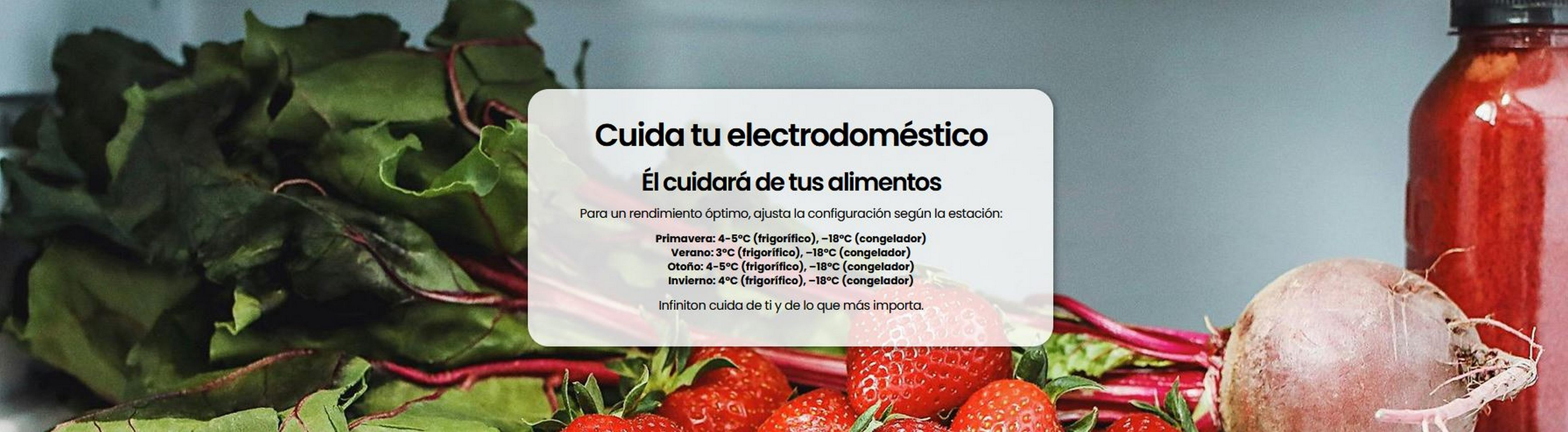 Fresas frescas, remolachas y un vaso de jugo frente a un refrigerador.