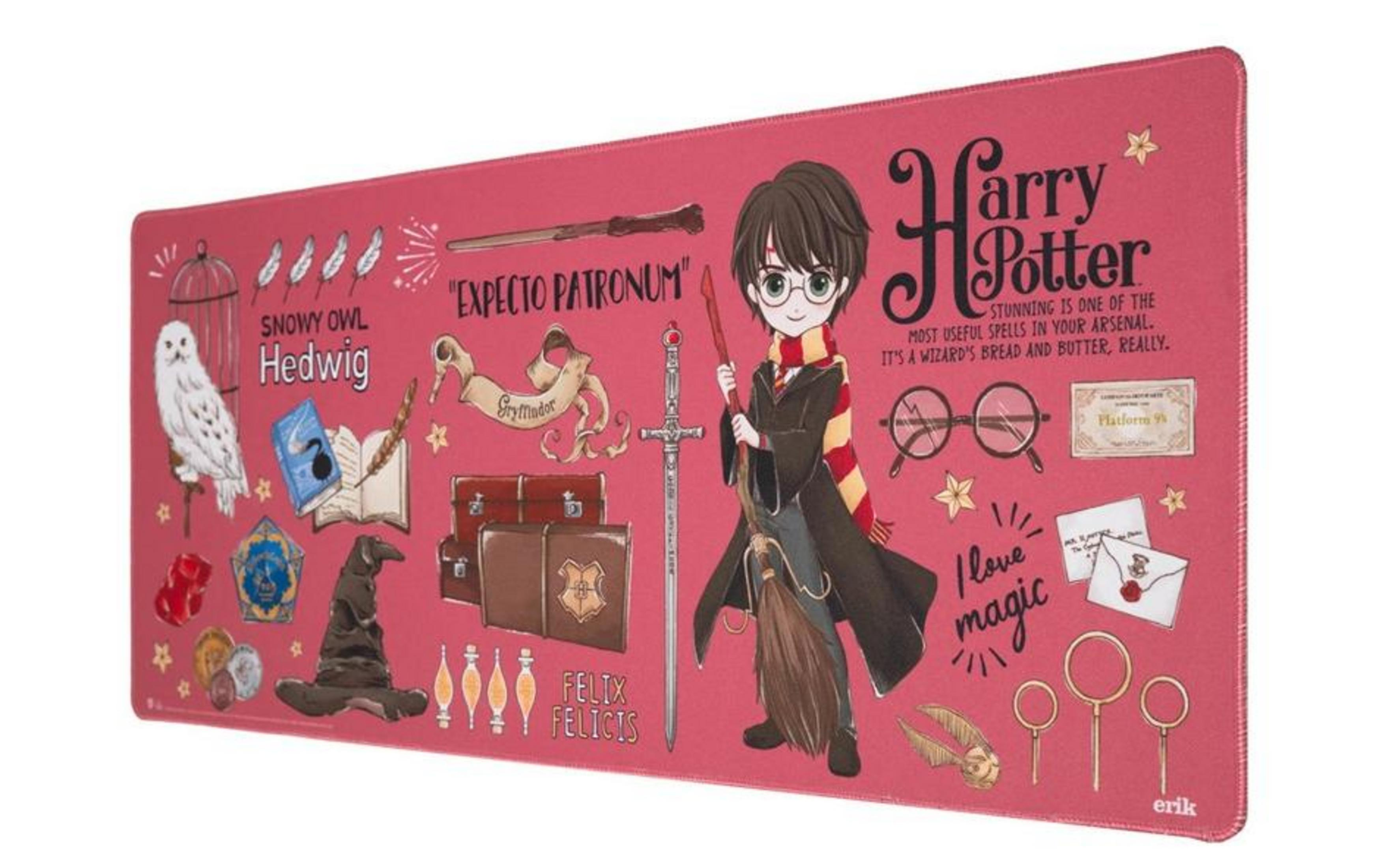 Tappetino rosa a tema Harry Potter con Hedwig, bacchetta, spada, scopa e cappello.