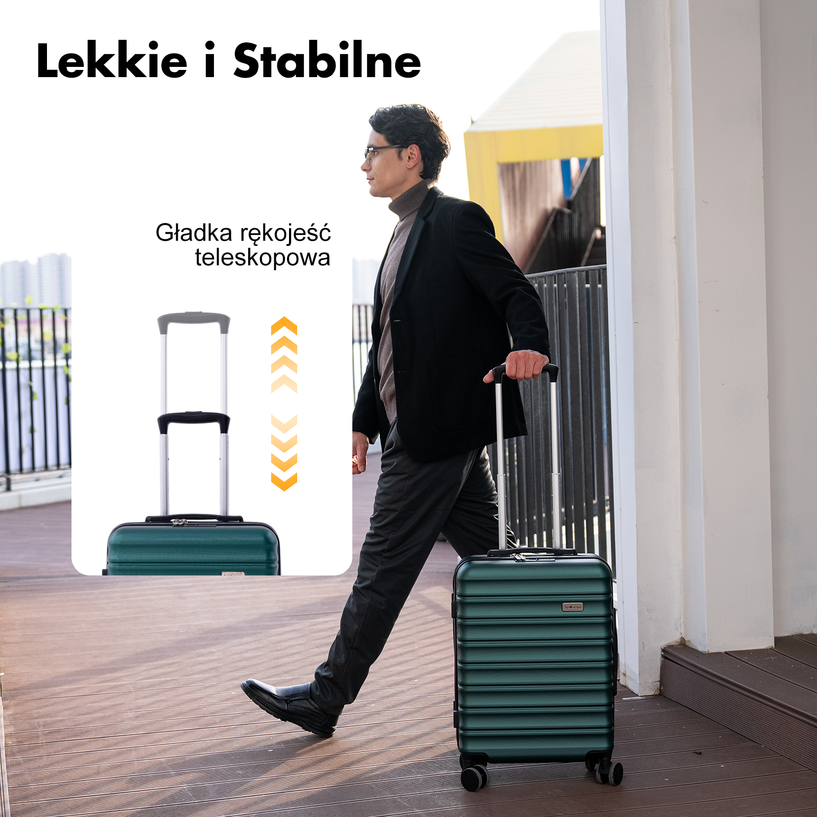 Mężczyzna w czarnej marynarce ciągnie zieloną walizkę z wysuwanym uchwytem.