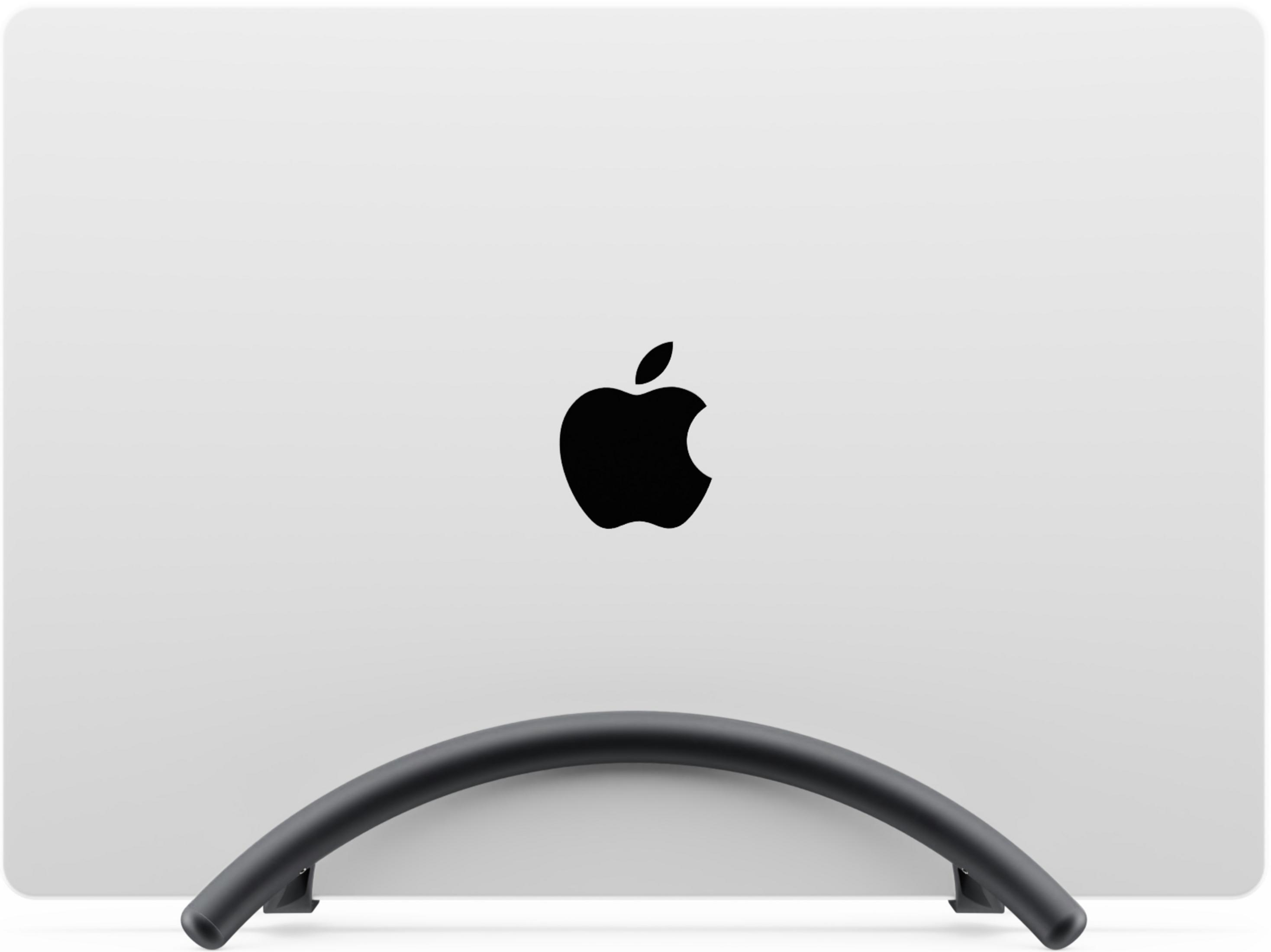 Un logo Apple su un laptop bianco, appoggiato su un supporto nero.