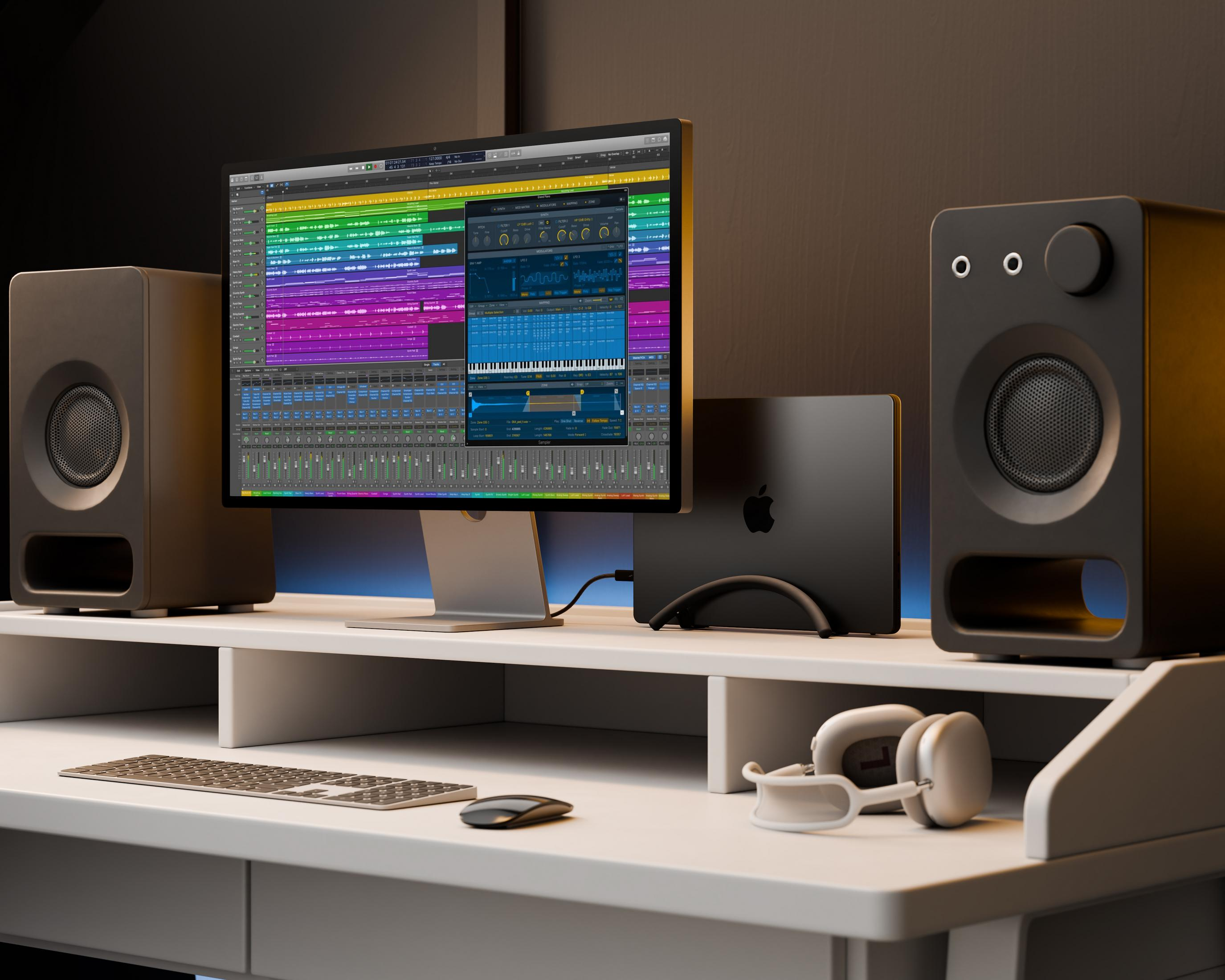 Una scrivania con un monitor che mostra software di produzione musicale, due altoparlanti, tastiera, mouse e cuffie.