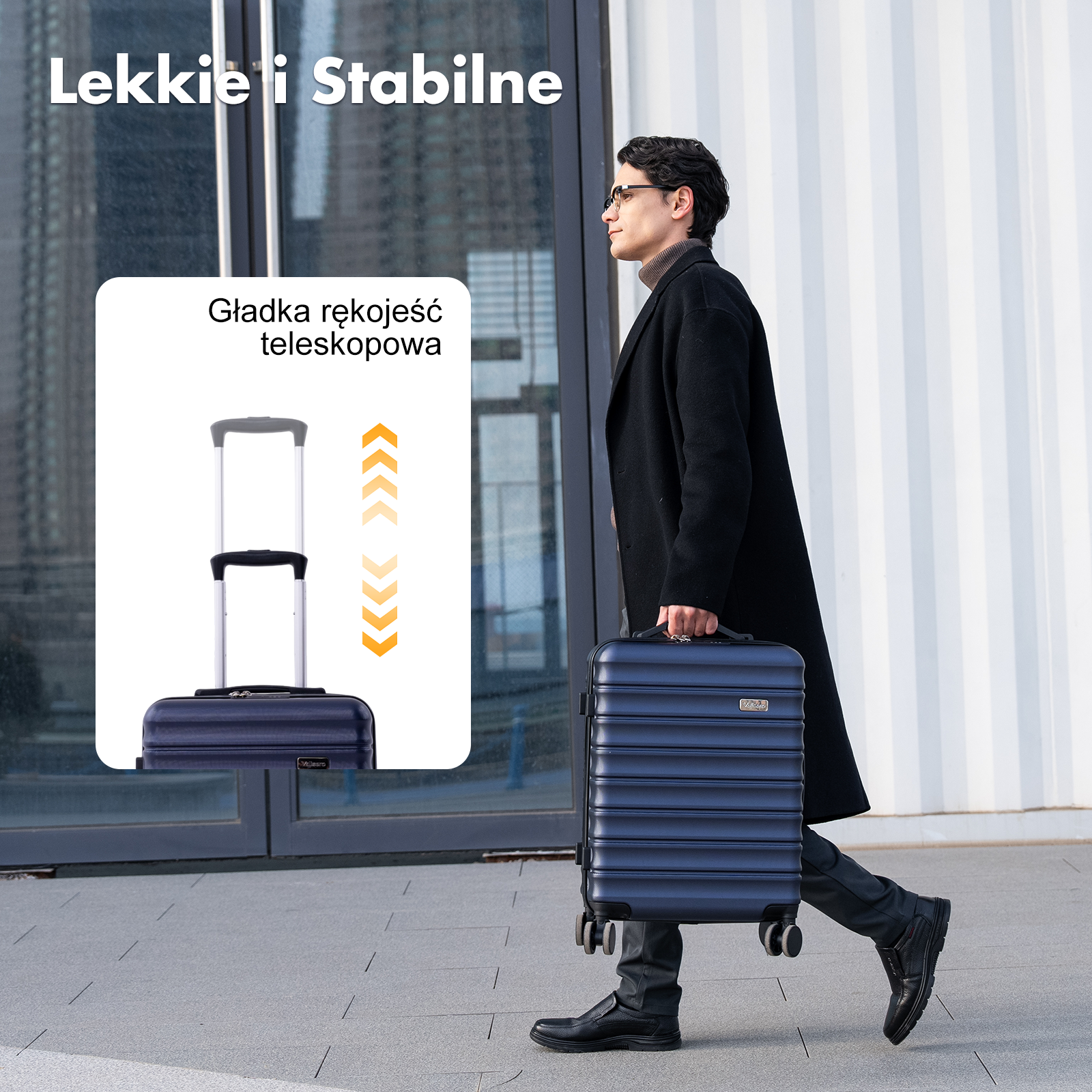 Mężczyzna idzie z granatową walizką, pokazując wysuwaną rączkę i kółka.