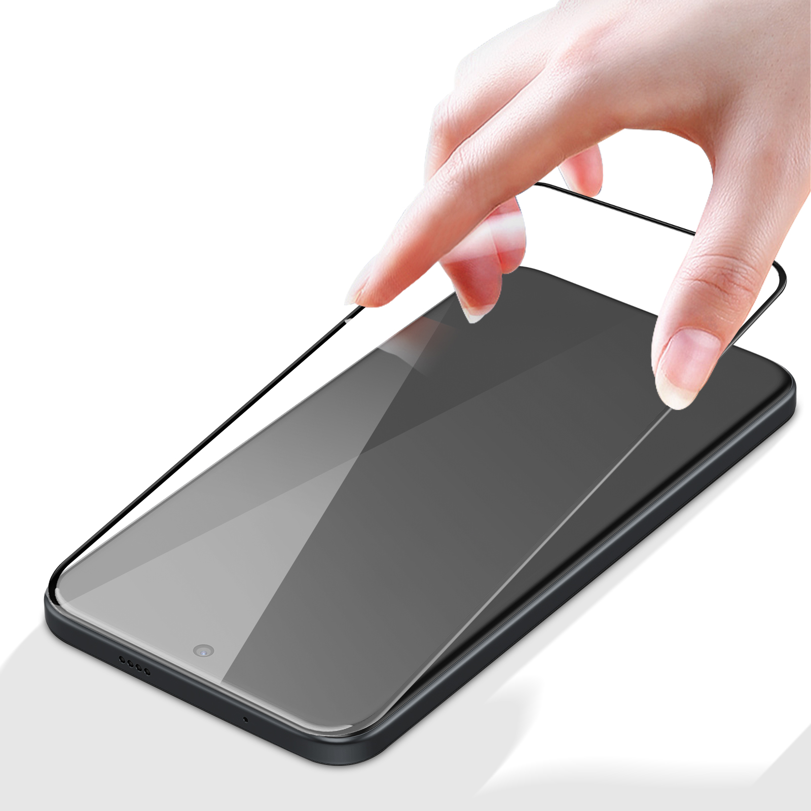 Une main applique un protecteur d'écran sur un smartphone noir. Fond blanc.