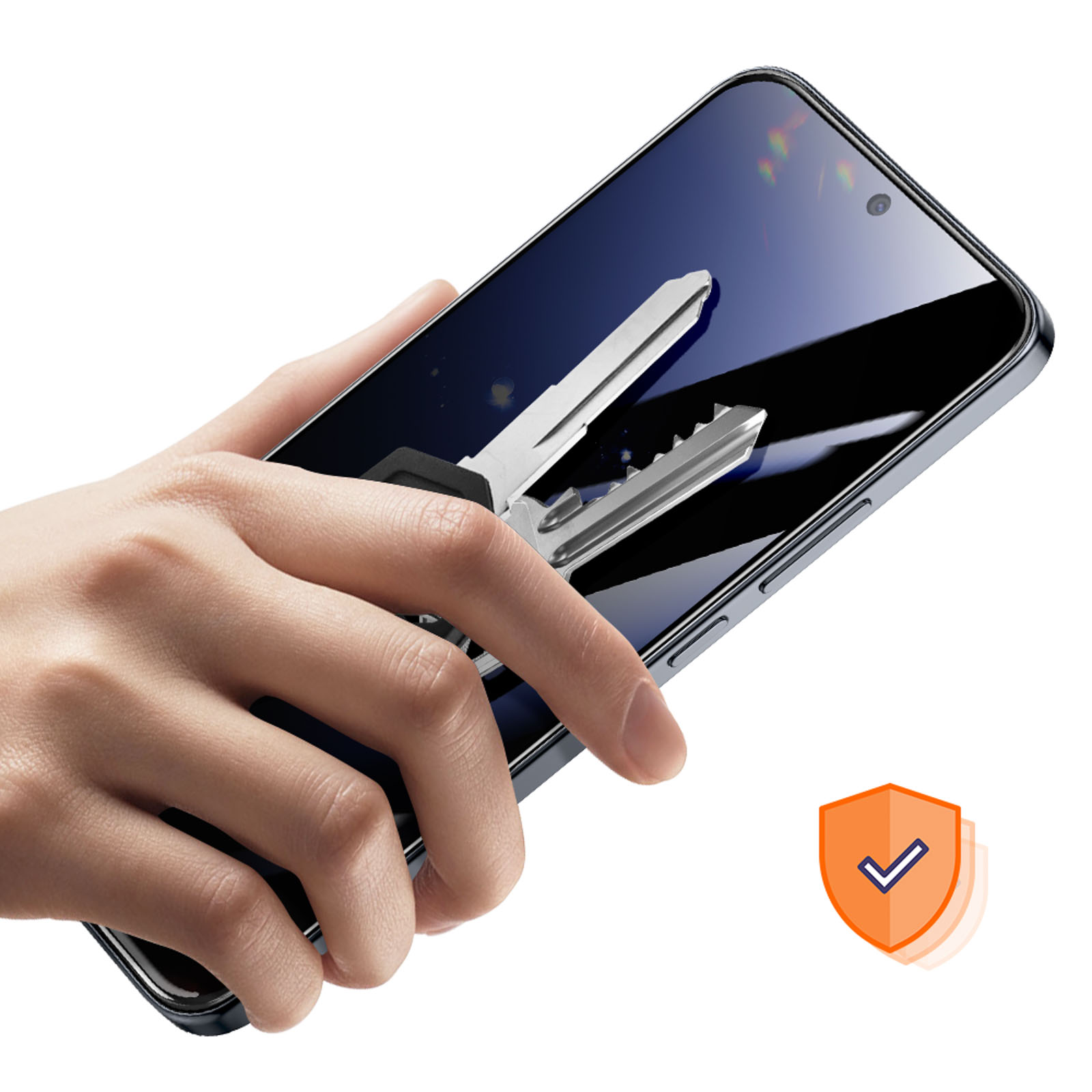 Mano che tiene smartphone con grafica chiave su schermo e icona scudo.