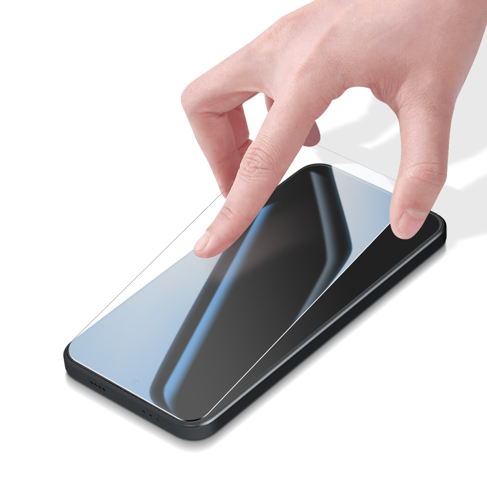 Una mano posiziona una protezione per lo schermo su uno smartphone.