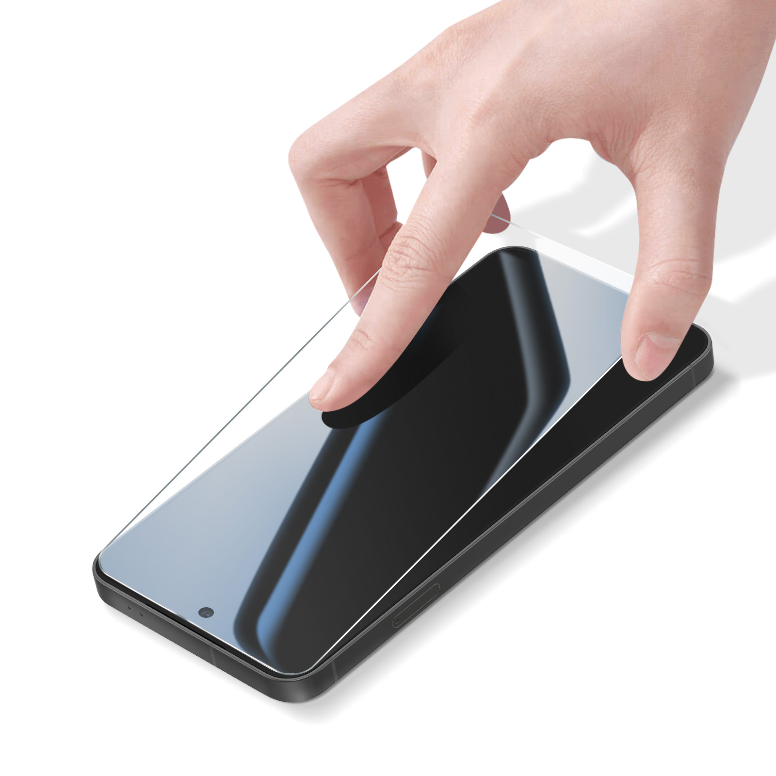 Una mano posiziona una protezione per lo schermo su uno smartphone.