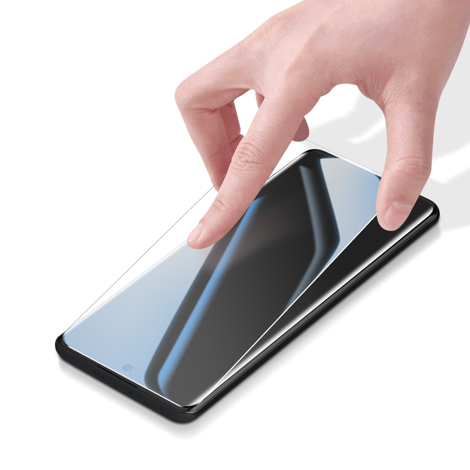 Una mano posiziona una protezione per lo schermo su uno smartphone nero.