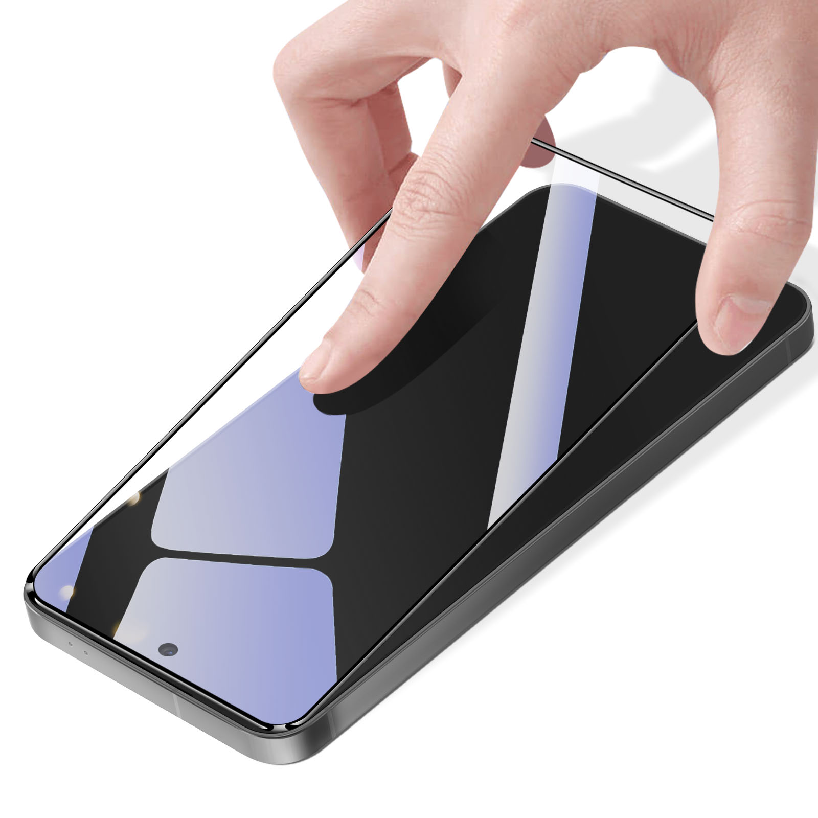 Una mano posiziona una protezione per lo schermo su uno smartphone.