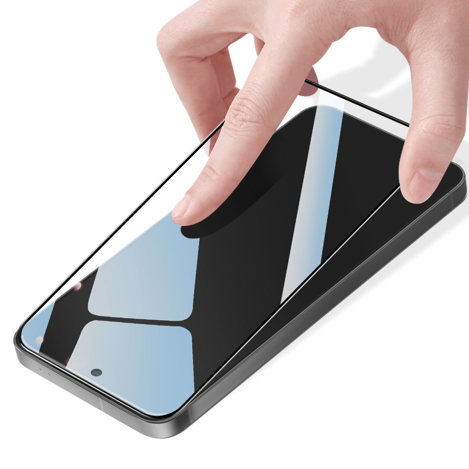 Mani che mettono una protezione schermo su uno smartphone.
