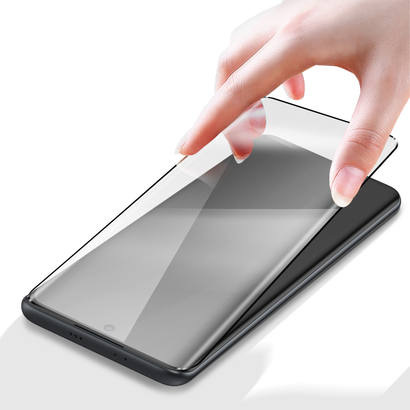 Une main pose un protecteur d'écran sur un smartphone.