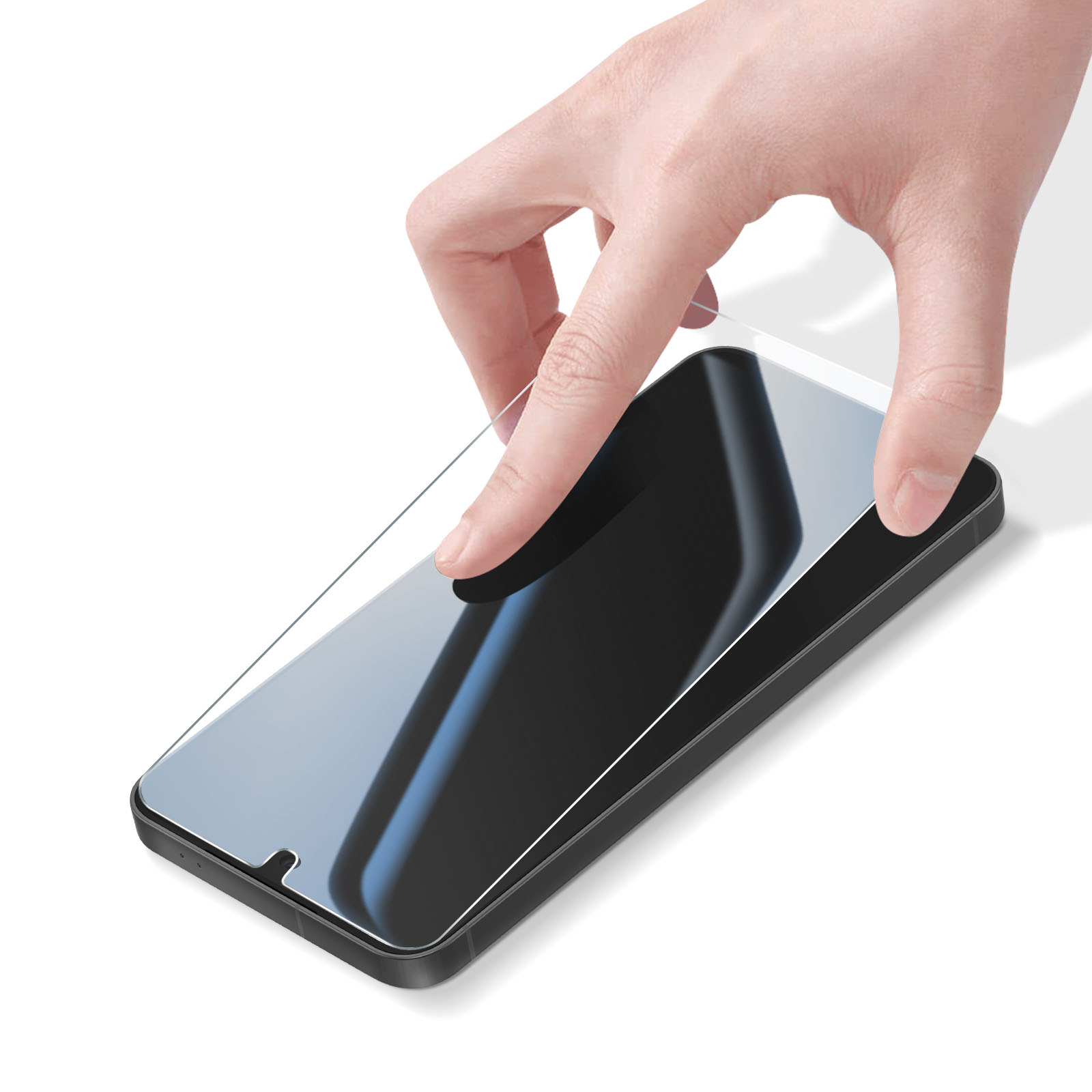 Een hand plaatst een schermprotector op een smartphone.