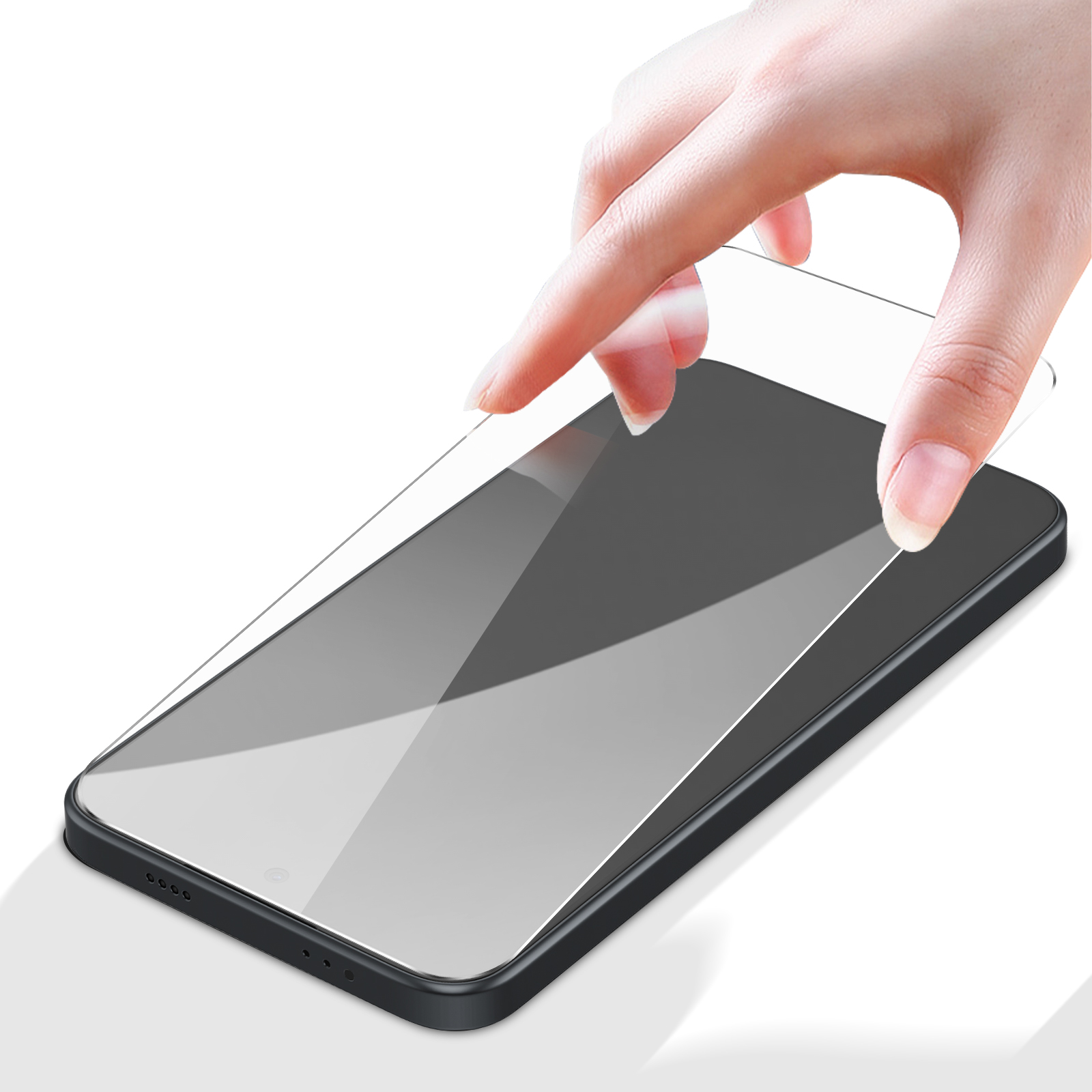 Une main place un protecteur d'écran sur un smartphone.