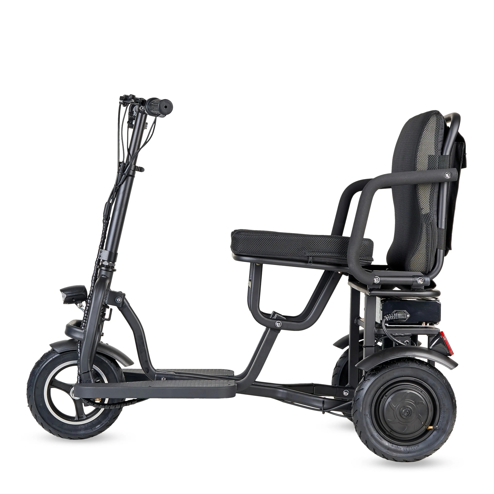 Un patinete eléctrico negro con asiento y respaldo sobre fondo blanco.